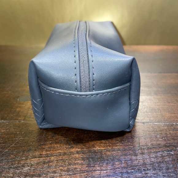 American Airlines Cole‎ Haan Toiletry Case Gray - Picture 2 of 8